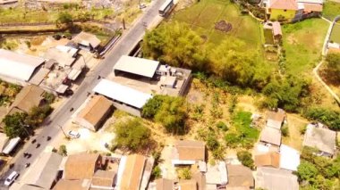 İnsansız hava aracı görüntüleri. Yol ayrımlarının üç yönlü görüntüsü. Yollarda ve araçlarda trafik olan şehir manzaralı bir hava manzarası. 4K çözünürlüğündeki bir insansız hava aracından havadan ateş edildi.