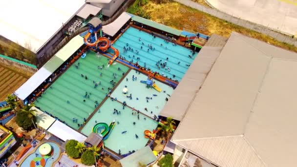 장면이에요 지역의 중간에 수영장의 공장에 둘러싸인 수영장과 드론에서 — 비디오