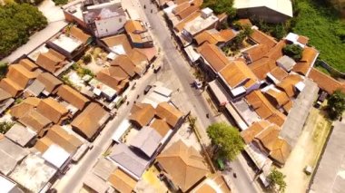 İnsansız hava aracı görüntüleri. Yol ayrımlarının üç yönlü görüntüsü. Yollarda ve araçlarda trafik olan şehir manzaralı bir hava manzarası. 4K çözünürlüğündeki bir insansız hava aracından havadan ateş edildi.