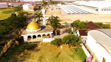 Drone Videoları. Dini görüntüler. Majalaya şehrindeki Altın Kubbeli cami. Ana yolun kenarında büyük bir cami var. Uçan bir drondan havadan ateş edilmiş. Majalaya - Endonezya, Asya