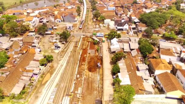 Drönarvideor Transportband Tåget Anländer Till Tågstationen Cicalengka Ett Lokaltåg Passerar — Stockvideo