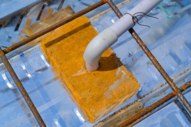 Sanayi fotoğrafçılığı. İnşaat işleri. Evin elektrik kablolarını çimento döşemeleri ile kaplamadan önce boruları kullanarak ayarlamak. Bandung - Endonezya, Asya