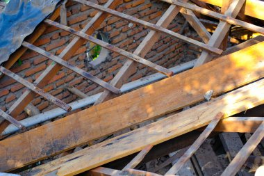 Sanayi fotoğrafçılığı. İnşaat İşleri. Yıkım sırasında evin çatı çerçevesinin fotoğrafı. Metal güverte montajı için çatı kaldırma. Bandung, Endonezya