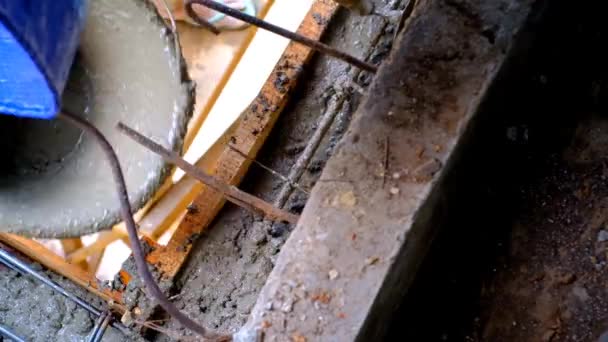 インダストリアル ビデオ 建設工事について 小さなバケツで運ばれたセメントを使用して鉄の柱を鋳造する建設労働者の映像 バンドン インドネシア — ストック動画