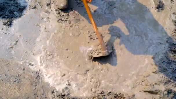 インダストリアル ビデオ 建設工事について セメント混合物を混合する建設労働者の映像 サンゴの石とセメントを混ぜる バンドン インドネシア — ストック動画