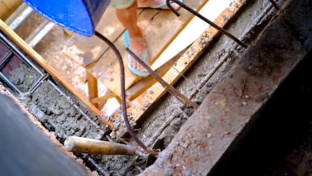 インダストリアル ビデオ 建設工事について 小さなバケツで運ばれたセメントを使用して鉄の柱を鋳造する建設労働者の映像 バンドン インドネシア — ストック動画