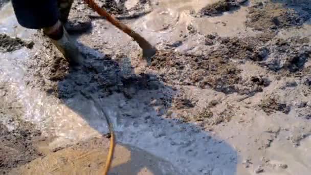 インダストリアル ビデオ 建設工事について セメント混合物を混合する建設労働者の映像 サンゴの石とセメントを混ぜる バンドン インドネシア — ストック動画
