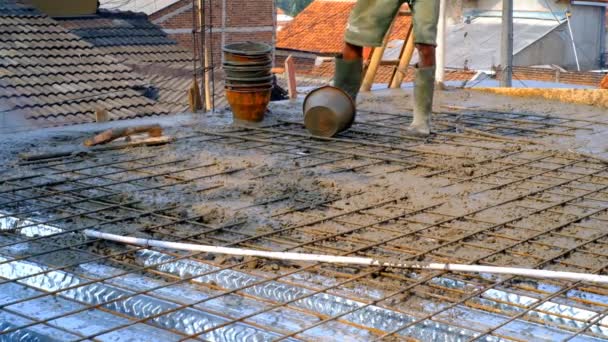 インダストリアル ビデオ 建設工事について 小さなバケツで運ばれたセメントを使用して床を鋳造する建設労働者の映像 バンドン インドネシア — ストック動画