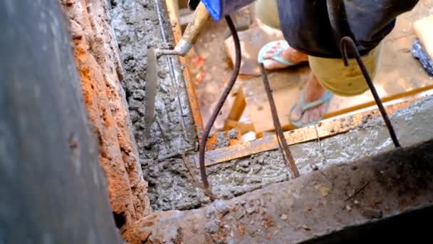産業用フッテージ 建設が効いている 鉄の柱を鋳造する手の映像 鉄の柱を鋳造する建設労働者 ビデオ解像度について バンドン インドネシア アジア — ストック動画