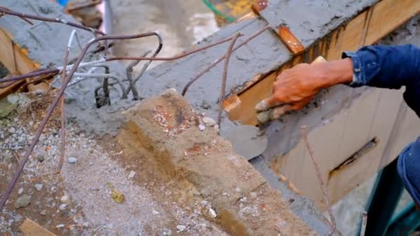 産業用フッテージ 建設が効いている 鉄の柱を鋳造する手の映像 鉄の柱を鋳造する建設労働者 ビデオ解像度について バンドン インドネシア アジア — ストック動画