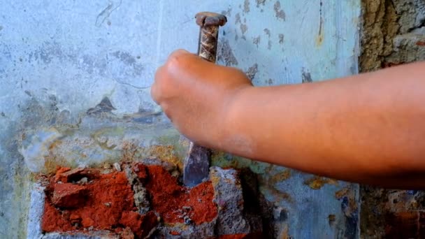 工业影像 建筑工程 摧毁墙壁的手的影像 工人们用混凝土锤和凿子推倒墙壁 4K视频分辨率 印度尼西亚 — 图库视频影像
