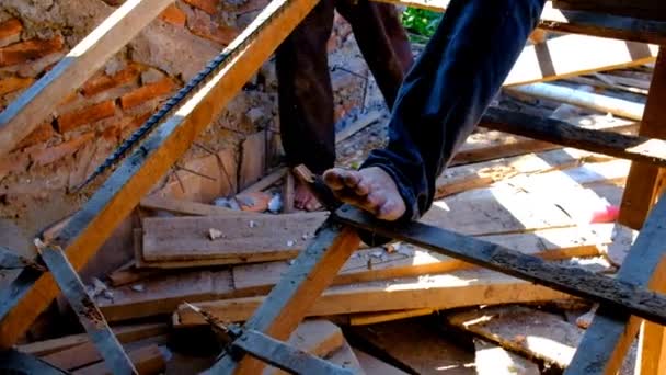ホーム 建設用フッテージ 建設業界について ビデオを解体する屋根フレーム キャスティングする前に家の屋根を破壊します 4K解像度で撮影しました バンドン インドネシア — ストック動画
