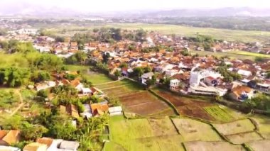 Hiper Lapse Drone Videoları. Hava Çekimi. Hiper Lapse Yoğun konut alanı. 4K çözünürlükte 200 metre yükseklikte uçan bir İHA tarafından vuruldu. Cikancung, Endonezya