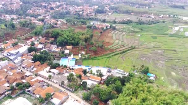 ハイパーラップスドローン動画 エアリアルフッテージ 村の端にあるハイパーラップスプール 4K解像度で高さ200メートルを飛行するドローンからの撮影 Cikancung インドネシア — ストック動画