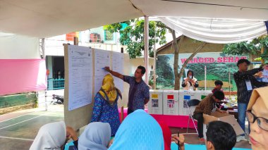 Bandung, Batı Java, Endonezya - 14 Şubat 2024: Endonezya Ulusal Seçim gününde oyları sayma süreci. Cumhurbaşkanı ve parlamento üyelerinin seçilmesi için