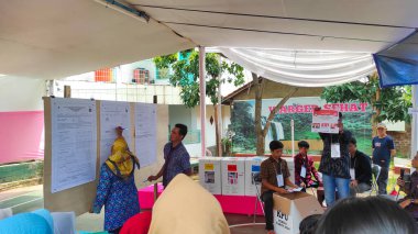 Bandung, Batı Java, Endonezya - 14 Şubat 2024: Endonezya Ulusal Seçim gününde oyları sayma süreci. Cumhurbaşkanı ve parlamento üyelerinin seçilmesi için