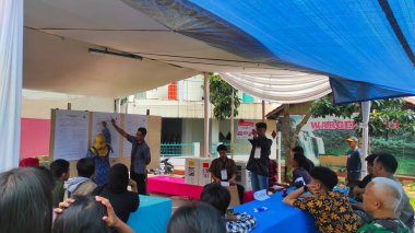 Bandung, Batı Java, Endonezya - 14 Şubat 2024: Endonezya Ulusal Seçim Günü oy kullanma süreci. Cumhurbaşkanı ve parlamento üyelerinin seçilmesi için 