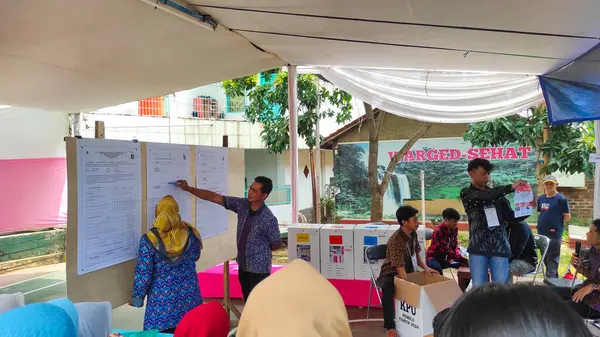 Bandung, Batı Java, Endonezya - 14 Şubat 2024: Endonezya Ulusal Seçim gününde oyları sayma süreci. Cumhurbaşkanı ve parlamento üyelerinin seçilmesi için