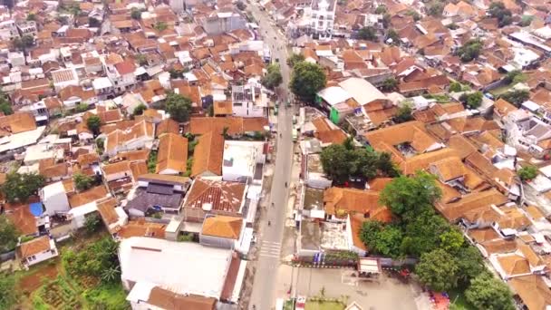 ドローン フッテージ 空からインドネシアのCicalengka市の航空眺め ショッピングセンター 伝統的な市場 町の広場があり 密集した住宅街や主要道路によって絞られています — ストック動画