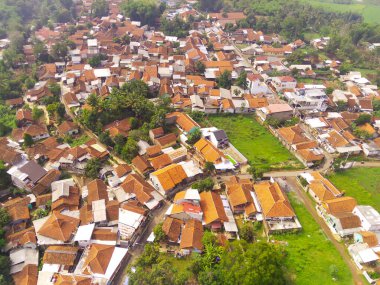 Sisli bir sabahta Cikancung 'daki kırsal bir bölgenin üzerinde insansız hava aracı uçuşu. Sisli manzaralar, yerleşim bölgeleri, tarımsal alanlar, çayırlar ve güneş ışığı güzel bir kırsal alan yaratır. Asya