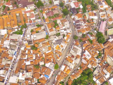 Üst görüş ya da havadan çekim tren yolu kavşağı. Endonezya 'daki Cicalengka otoyolundan geçen bir demiryolunun kuş bakışı görüntüsü. 200 metre yükseklikte uçan bir İHA tarafından vuruldu..
