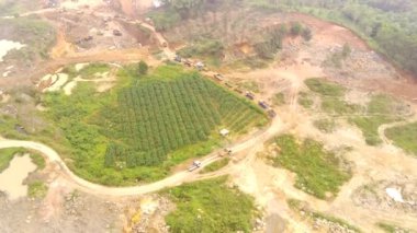 Hava Videosu. Kamyon Kuyruğu Manzarası. Kamyonlar Cikancung, Endonezya 'dan maden ürünleri taşımak için kuyruğa giriyor. 200 metre yükseklikte uçan bir İHA tarafından vuruldu.