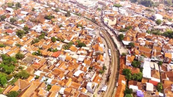 无人机的图像 印度尼西亚西爪哇省铁路线的空中景观 一条很长的铁轨穿过人口密集的地区 视频以4K30Fps的分辨率拍摄 — 图库视频影像