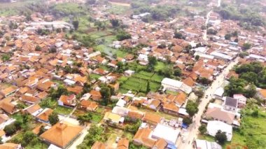 Batı Java Eyaleti, Endonezya 'daki Bandung şehrinin kıyısındaki köyün hava görüntüsü. Yoğun nüfuslu bir köyün manzara manzarası. 4K çözünürlük 30fps ile 200 metre yükseklikte uçan bir İHA tarafından vuruldu.