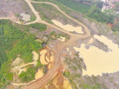 Batı Java Eyaleti, Endonezya 'daki Cikancung City' deki bir maden bölgesinde sis manzarası. Vadilerdeki ve tepelerdeki madencilik alanlarının manzarası. 200 metre yükseklikte uçan bir İHA tarafından vuruldu..