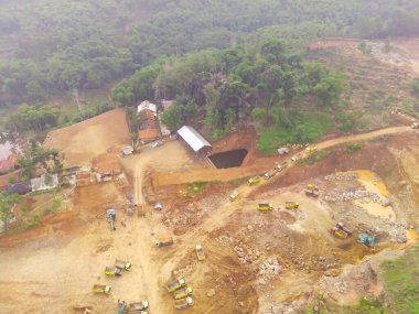 Batı Java Eyaleti, Endonezya 'daki Cikancung City' deki bir maden bölgesinde sis manzarası. Vadilerdeki ve tepelerdeki madencilik alanlarının manzarası. 200 metre yükseklikte uçan bir İHA tarafından vuruldu..