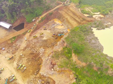 Batı Java Eyaleti, Endonezya 'daki Cikancung City' deki bir maden bölgesinde sis manzarası. Vadilerdeki ve tepelerdeki madencilik alanlarının manzarası. 200 metre yükseklikte uçan bir İHA tarafından vuruldu..