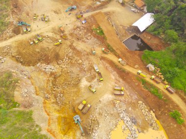 Batı Java Eyaleti, Endonezya 'daki Cikancung City' de bir grup kamyonun hava görüntüsü. Sırada bekleyen kamyonların manzara manzarası. 200 metre yükseklikte uçan bir İHA tarafından vuruldu..