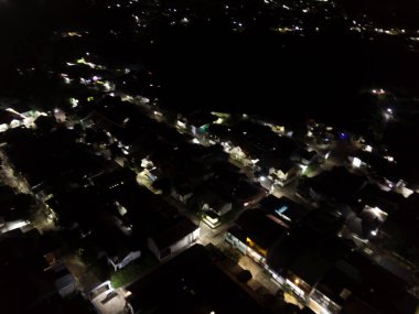 Gece konut ışıklarının nasıl yandığının soyut bulanık arkaplanı. 200 metre yükseklikte uçan bir İHA 'dan vurulmuş. Işık izi, uzun pozlama