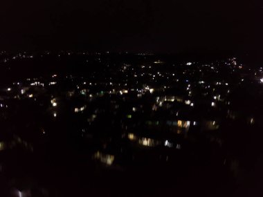 Gece konut ışıklarının nasıl yandığının soyut bulanık arkaplanı. 200 metre yükseklikte uçan bir İHA 'dan vurulmuş. Işık izi, uzun pozlama