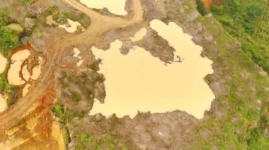Hiper Lapse Görüntüleri. Cijapati 'deki Hills' in hava görüntüsü Batı Java Eyaleti, Endonezya. Tepelerin manzarası, maden alanları, virajlı yollar ve tarlalar. 4K 30fps içinde İHA 'dan video çekimi