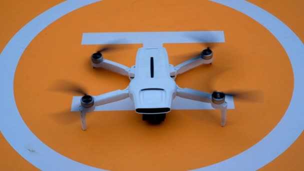 Slow Motion Nagranie Białego Drona Gotowego Startu Platformie Dronów Biały — Wideo stockowe