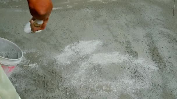 Images Les Mains Travailleur Peau Foncée Saupoudrent Poudre Ciment Sur — Video