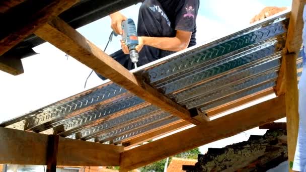 フッテージワーカーはスズの屋根を掘っている スズ屋根の設置について 4Kリゾリューションで撮影 Fpsビデオ — ストック動画