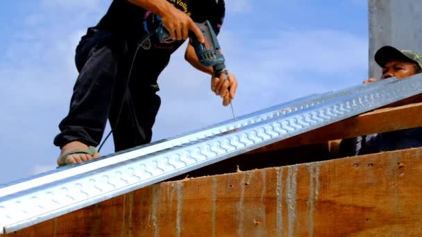 バンドン 西ジャワ インドネシア 2024年2月2日 スズの屋根を掘削するフッテージワーカー スズ屋根の設置について 4Kリゾリューションで撮影 Fpsビデオ — ストック動画