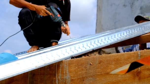 バンドン 西ジャワ インドネシア 2024年2月2日 スズの屋根を掘削するフッテージワーカー スズ屋根の設置について 4Kリゾリューションで撮影 Fpsビデオ — ストック動画