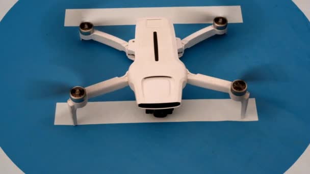 Nagranie Technologiczne Nagranie Białego Drona Przygotowującego Się Startu Platformie Dronów — Wideo stockowe