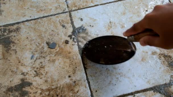 産業用フッテージ 床にセメントの汚れをスクラップする手のビデオ 労働者がスパチュラを使って床をスクラップしています 4Kリゾリューションで撮影 Fps — ストック動画
