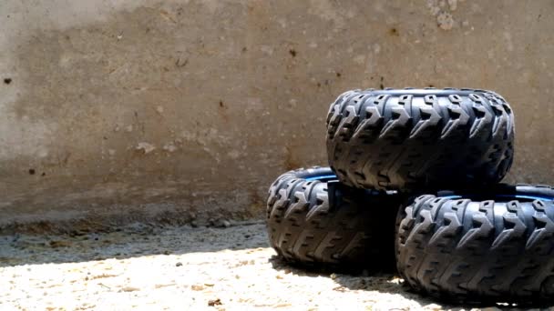 产品摄像 玩具摄像 汽车轮胎在地板上滚动的镜头 蓝色轮缘滚动轮胎的视频 视频是以4K 30英尺 秒的分辨率拍摄的 — 图库视频影像