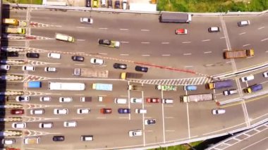 Bandung şehrinde yüksek hızlı geçiş kapısı görüntüsü. Tatil sezonunda geçiş kapısındaki trafik sıkışıklıklarının manzarası. Drone Görüntüsü. Top View. Sinematik. 4K insansız hava aracından ateşlendi. 30 Fps çözünürlük.