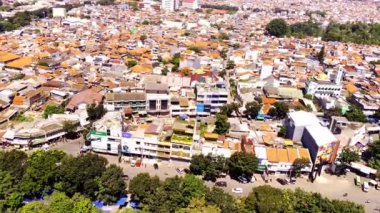 Bandung şehrinin kalabalık bir yerleşim bölgesinin havadan çekimi. Downton 'daki yoğun yerleşim alanının manzarası. Drone Görüntüsü. Top View. Sinematik. 4K insansız hava aracından ateşlendi. 30 Fps çözünürlük.