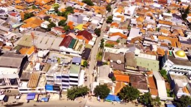 Bandung şehrinin kalabalık bir yerleşim bölgesinin havadan çekimi. Downton 'daki yoğun yerleşim alanının manzarası. Drone Görüntüsü. Top View. Sinematik. 4K insansız hava aracından ateşlendi. 30 Fps çözünürlük.