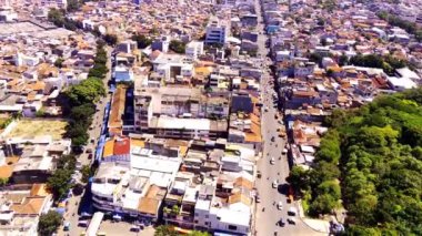 Bandung şehrinin kalabalık bir yerleşim bölgesinin havadan çekimi. Downton 'daki yoğun yerleşim alanının manzarası. Drone Görüntüsü. Top View. Sinematik. 4K insansız hava aracından ateşlendi. 30 Fps çözünürlük.