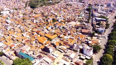 Bandung şehrinin kalabalık bir yerleşim bölgesinin havadan çekimi. Downton 'daki yoğun yerleşim alanının manzarası. Drone Görüntüsü. Top View. Sinematik. 4K insansız hava aracından ateşlendi. 30 Fps çözünürlük.