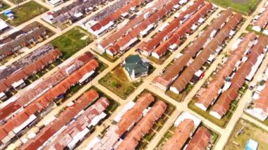 Hükümet tarafından inşa edilen konutların havadan çekilmiş görüntüleri. Konut, havuzlar, camiler ve parklar gibi kamu tesisleriyle düzgünce düzenleniyor. Hava Videosu. Drone Görüntüleri. İHA 4K 30 Fps 'ten ateşlendi.