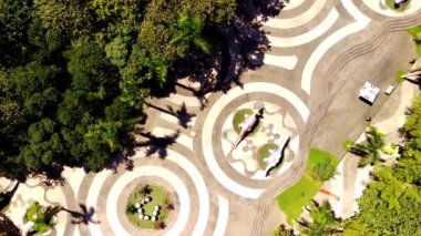 Güzel zemin desenleri ve ağaçları olan güzel bir şehir parkı. Döşemeli zemin şablonu. Hava Videosu. Drone Görüntüleri. 4K çözünürlükte 30 Fps.